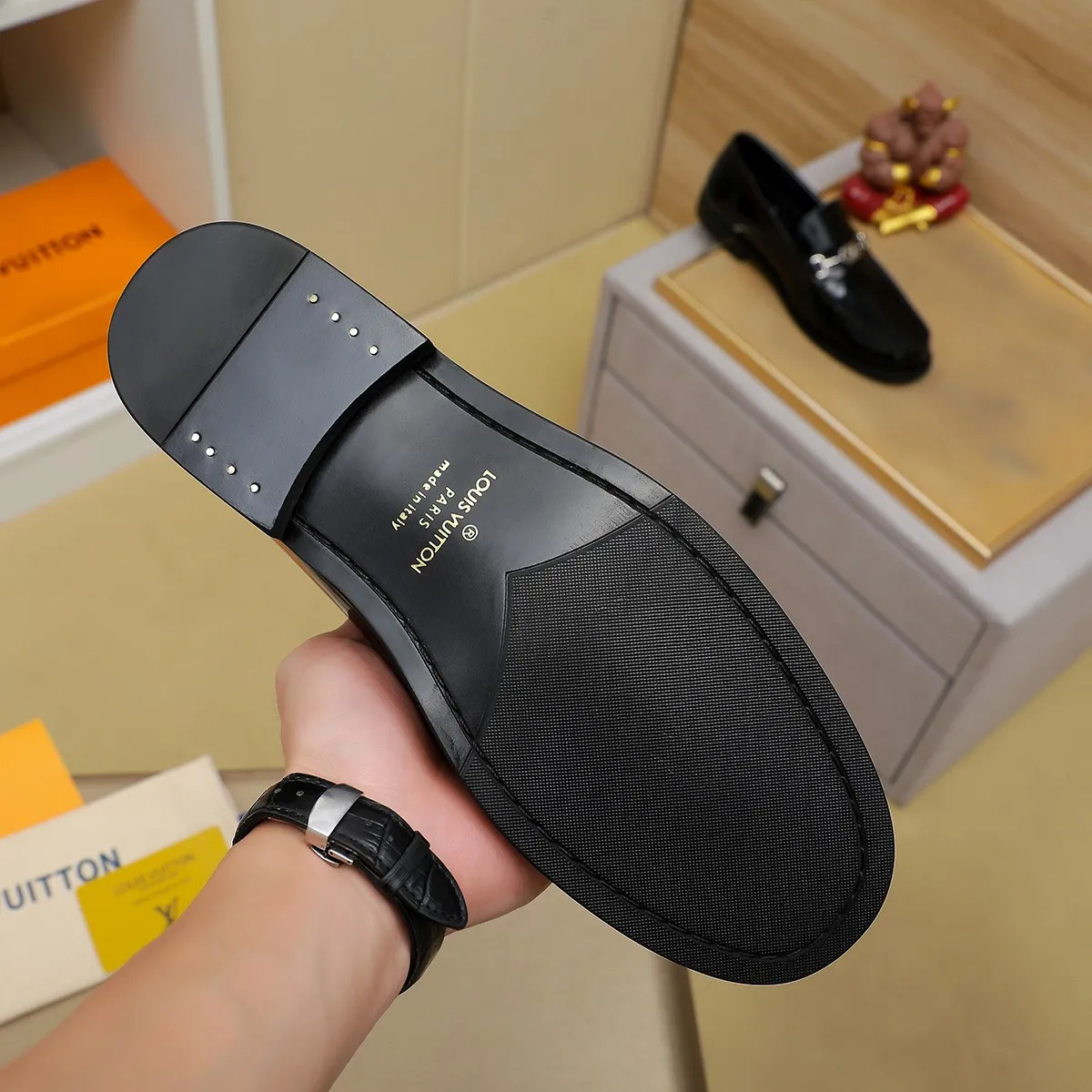 Men's shoes 460 💰 Louis Vuitton LV ® 🆕 model 🔛 full shoe counter, first layer cowhide, 🐂leather lining casual shoes for men, super soft outsole, a must-have for driving. Synchronized with the counter, original first layer cowhide, completely 1:1 mold customization 🌹 top version, color optional! Number: 38-44 (45.46 customized)